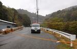 　男性が血を流して倒れていた現場付近＝１３日午前６時５７分、広島県府中町