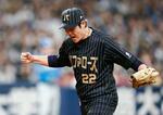 　４回、２死二、三塁のピンチを切り抜け、グラブをたたくオリックス・九里。８回無失点で４勝目＝京セラドーム