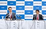 　記者会見する日本製鉄の森高弘副会長（右）と今井正社長＝９日午後、東京都千代田区