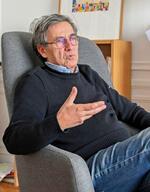 　パリ市内の自宅でインタビューに答えるエマニュエル・トッド氏（共同）
