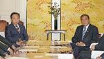 　会談に臨む石破茂首相（右）と立憲民主党の野田佳彦代表＝１１日午前９時４５分、国会