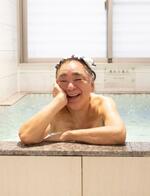 　銭湯でくつろぐ三遊亭好楽（（Ｃ）塔下智士／集英社）