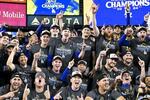 　ワールドシリーズ制覇を果たし、記念撮影するドジャースの選手たち。中央上は大谷、その下は山本＝２０２４年１０月３１日、ニューヨーク（共同）