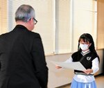 表彰状を受け取る大谷さん（右）＝２５日、米子市両三柳の新日本海新聞社西部本社