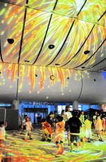 光の花火の中に入り込んで幻想空間を楽しむ来場者＝１５日、境港市の夢みなとタワー
