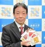 減塩食のために独自開発したソースを手にする中村教授＝１０日、松江市西川津町の島根大