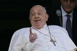 　ローマで、病院の窓から姿を見せるローマ教皇フランシスコ＝２０２５年３月２３日（ＡＰ＝共同）