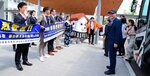 くらすけくんらのお出迎えに、笑顔を見せる参加者ら＝３１日、倉吉市駄経寺町２丁目の県立美術館