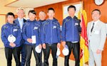 全国大会出場を伊達市長（右）に報告した鳥取サンフレンジャーズの選手ら