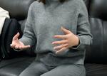 　取材に応じる藤原明里さん（仮名）＝４日、鳥取市
