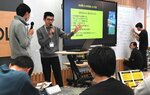 コントを交えながら新規事業を提案する学生