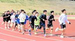 大森選手（右）を先頭に長距離走を行う中高生ら