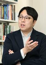 　「世の中の多くの問題は、経営の問題として捉えられる」と話す岩尾俊兵さん