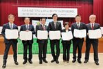 協定を結んだ関係者ら＝８日、北栄町田井の北条農村環境改善センター