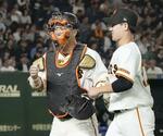　６回の投球を終え、ベンチに戻る井上と捕手大城卓の巨人バッテリー＝東京ドーム