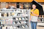 売り上げが好調な晴雨兼用の日傘コーナー＝１９日、鳥取市今町２丁目の丸由百貨店内「鳥取ロフト」