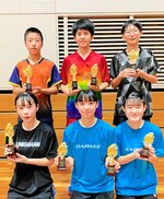 各部門で優勝した（後列左から時計回りに）浜田開世、徳田大和、坪倉悠空、米田彩紗、竹本悠奈、太田愛那＝米子産業体育館