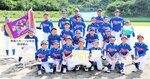 １１年ぶり４度目の優勝を飾った車尾スポーツ少年団＝淀江球場