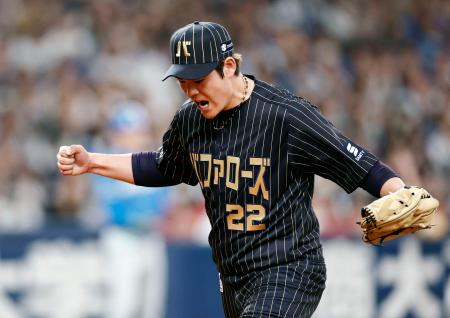 　４回、２死二、三塁のピンチを切り抜け、グラブをたたくオリックス・九里。８回無失点で４勝目＝京セラドーム