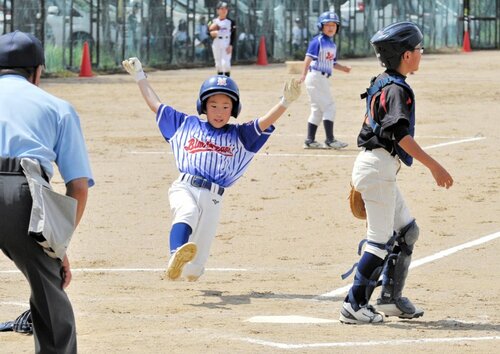 ３位決定戦。ホームに飛び込む浜坂の選手。着々と加点した＝健康公園多目的グラウンド