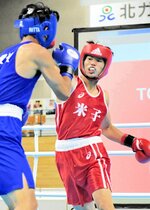 ボクシング男子ミドル級で準優勝した川端響喜（右）＝北ガスアリーナ札幌４６