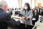 堀田会頭（左）から表彰状を手渡される佐々木さん