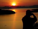 米子城跡の頂上から望む中海の夕景。「錦海」の雅称通り水面が美しく染まる＝米子市久米町