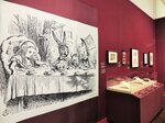 「アリス」の原点から今に至るまでの歩みを約３００点の作品や映像などで紹介