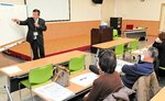 相続の仕組みを解説しながら遺言状の書き方を紹介する宮下さん（左）