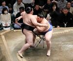 　大相撲夏場所１３日目、琴桜（左）を寄り切りで破り優勝を決めた大の里。横綱昇進を確実にした＝２３日、東京・両国国技館