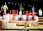 公演後、観客の拍手に応える出演者たち＝２５日、新温泉町湯の夢ホール