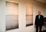 鳥取砂丘のモノクロ写真を特大の因州和紙にプリントした作品とツォーンさん＝東京都千代田区の文春ギャラリー紀尾井町