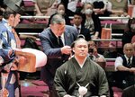 断髪式で父の石浦校長にはさみを入れられる元幕内石浦の間垣親方（中央手前）＝１日、東京・両国国技館