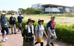 〝白亜の殿堂〟県立美術館の脇を通り、元気よく歩を進める参加者＝１日、鳥取県倉吉市駄経寺町２丁目