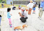 交流を深める来場者ら