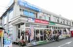 「エムマート名和店」としてオープンした旧Ａコープ名和店の店舗＝４日、大山町御来屋