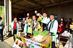 白ネギのみそ汁で気勢を上げる生産者やＪＡ関係者ら＝８日、北栄町江北のＪＡ鳥取中央北条支所