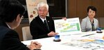 新設する「離島枠」について説明する山田理事長（中央）＝９日、鳥取県庁