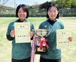 女子で優勝した（左から）吉川・仲倉組＝ヤマタスポーツパーク庭球場