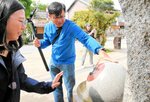 水木しげるロードを視察する劉さん（中央）＝２６日、境港市大正町
