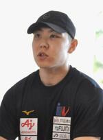 　交通事故によるけがからの再起を誓う、スピードスケート男子短距離の新濱立也＝７日、宮崎市