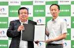 日高部長（右）から認定書を受け取る中村社長＝１０日、香美町香住区香住の中村建設