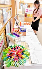 子どもたちのアイデアを生かした作品が並ぶ