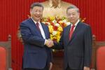 　ベトナム・ハノイで握手するトー・ラム共産党書記長（右）と中国の習近平国家主席＝４月（共同）