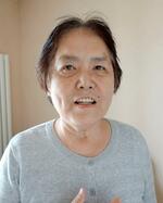 　記者に対応する「天安門の母」代表の尤維潔さん＝５月、北京（共同）