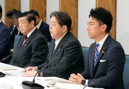 　農林水産物・食品の輸出拡大に向けた閣僚会議で、発言する林官房長官（中央）。右は小泉農相＝３０日午前、首相官邸