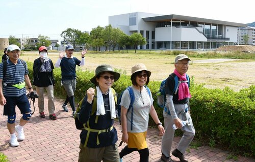〝白亜の殿堂〟県立美術館の脇を通り、元気よく歩を進める参加者＝１日、鳥取県倉吉市駄経寺町２丁目