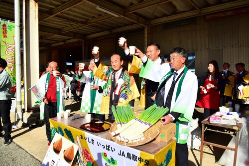白ネギのみそ汁で気勢を上げる生産者やＪＡ関係者ら＝８日、北栄町江北のＪＡ鳥取中央北条支所