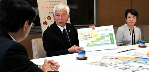 新設する「離島枠」について説明する山田理事長（中央）＝９日、鳥取県庁