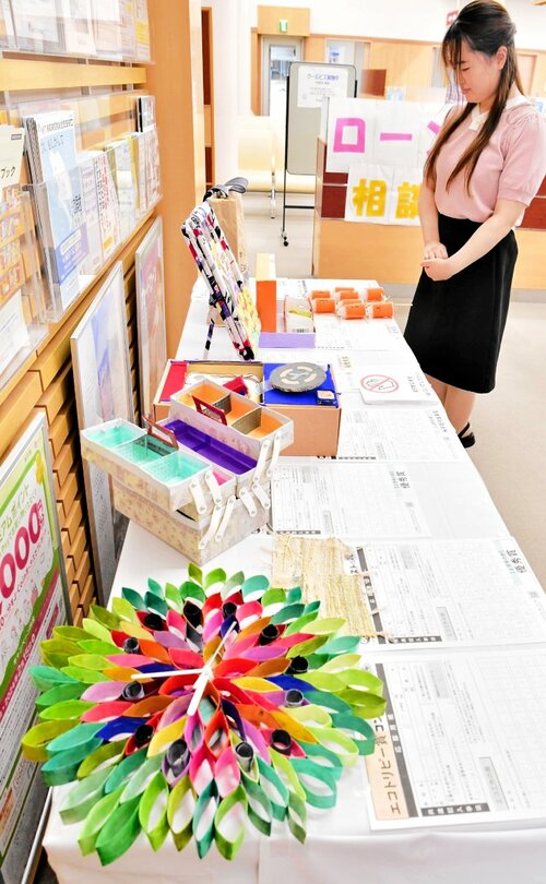 子どもたちのアイデアを生かした作品が並ぶ